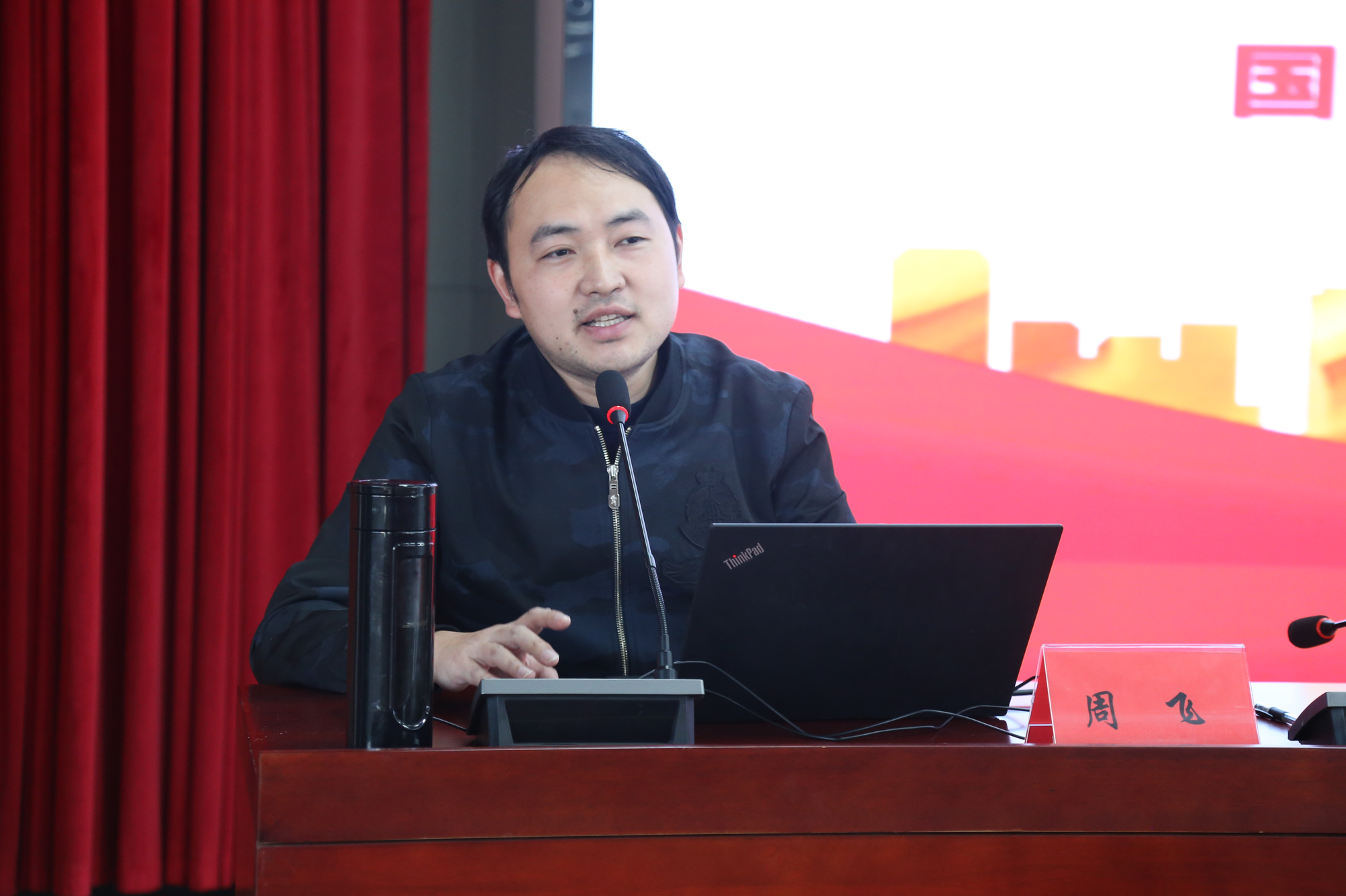 周飛進(jìn)行有限空間業(yè)務(wù)知識(shí)培訓(xùn).png 周飛進(jìn)行有限空間業(yè)務(wù)知識(shí)培訓(xùn).png