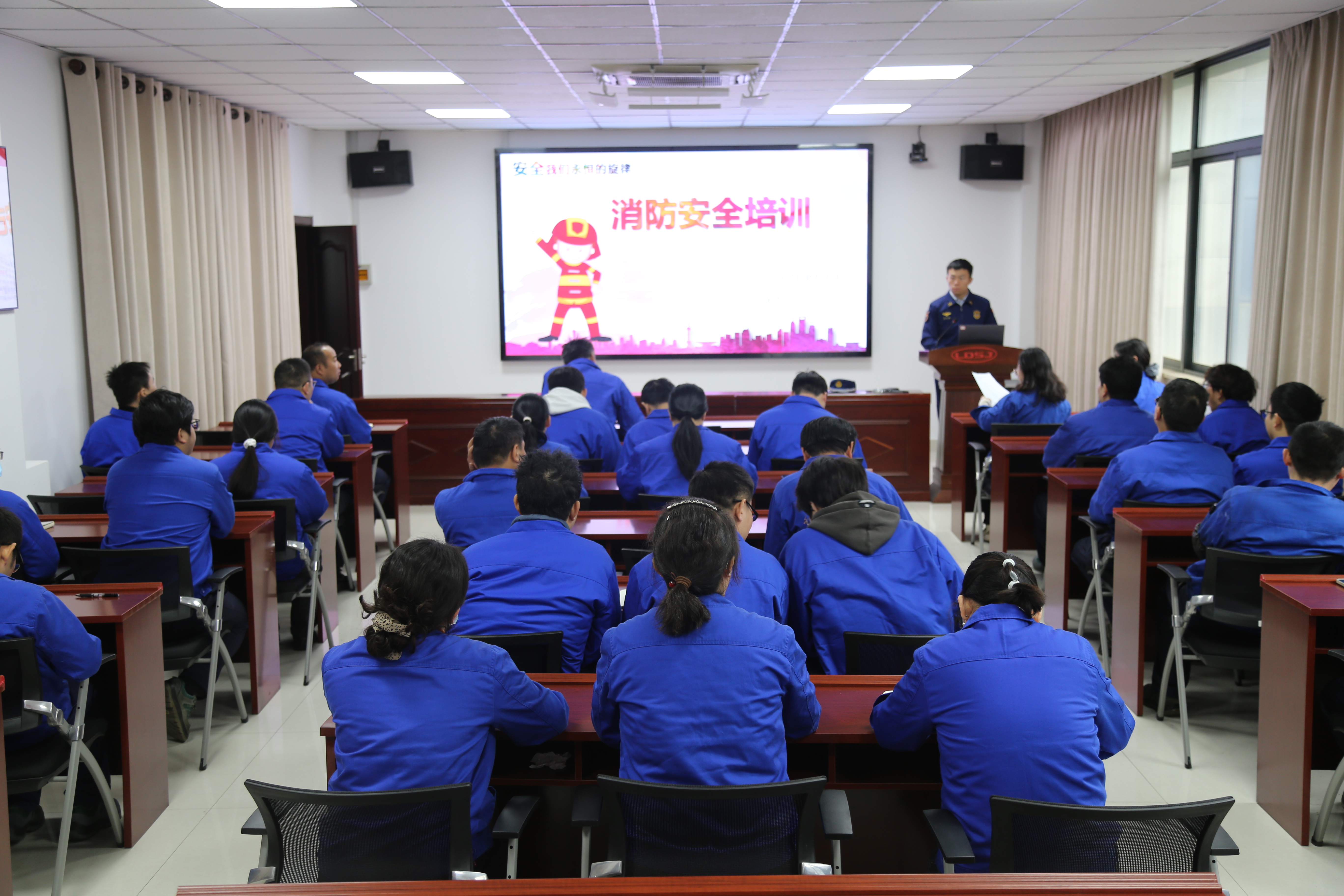 3.消防安全知識(shí)培訓(xùn).JPG 3.消防安全知識(shí)培訓(xùn).JPG